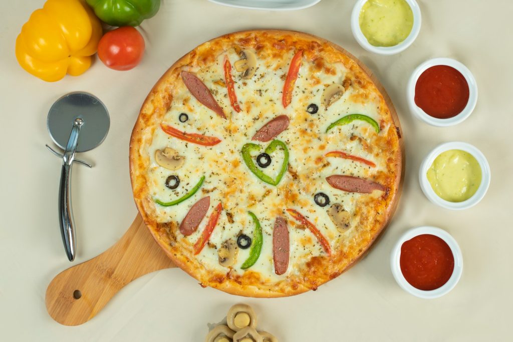 pizza with tomato and green chili