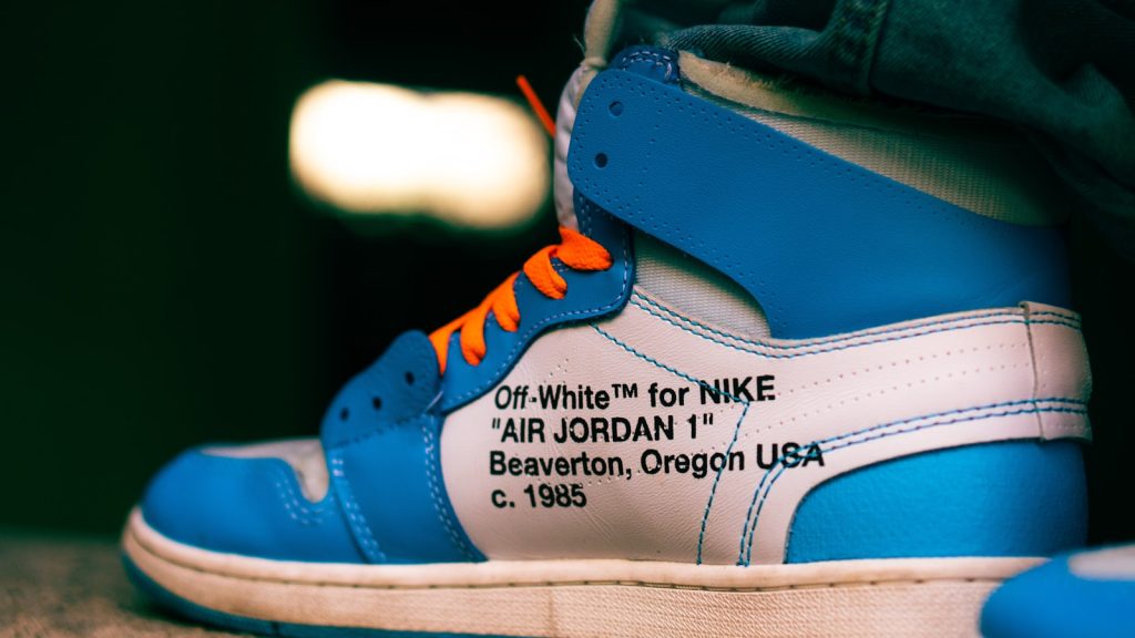 unpaired blue and white Nike Air Jordan 1 inches shoe