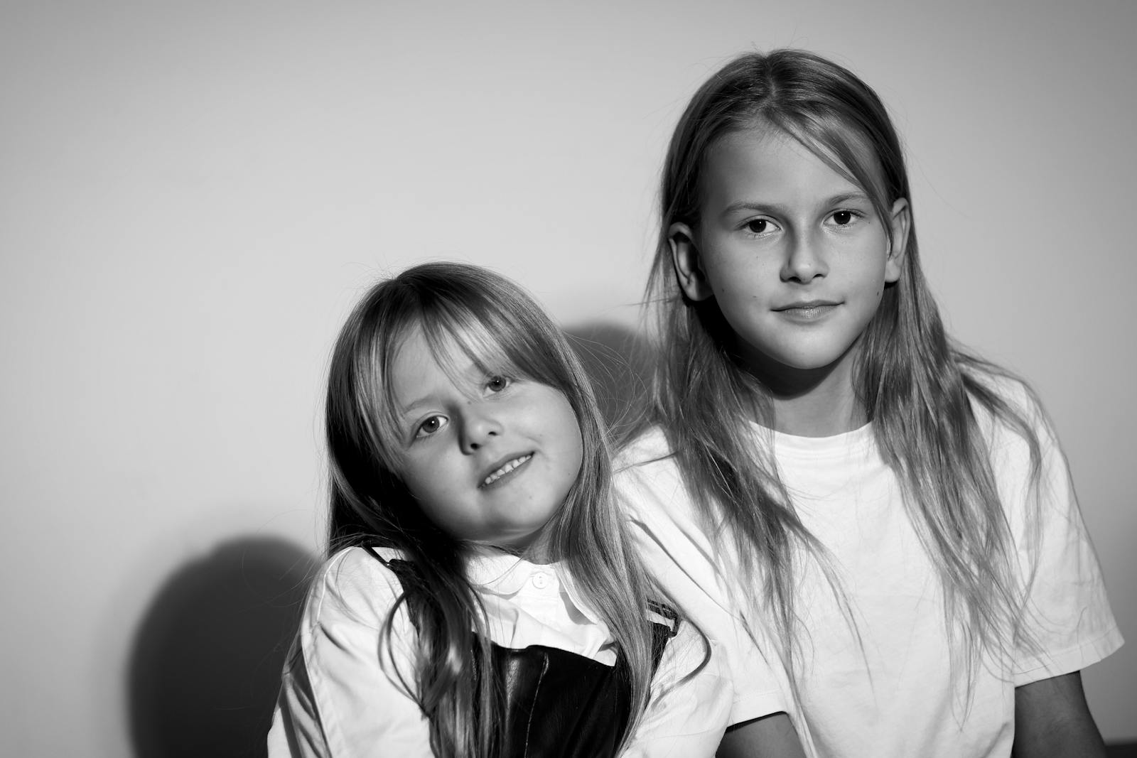 Photo of Two Sisters in 1977 Italy Goes Viral After Viewers Say It Looks Like a Classic Renaissance Painting Despite the Ordinary Moment