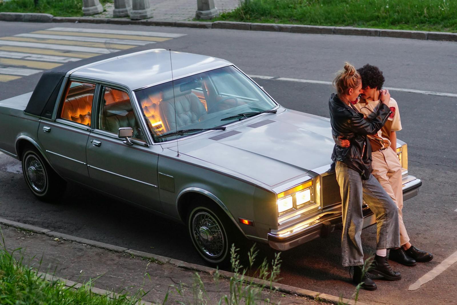 Vintage Photo of a Couple at a New Jersey Lovers’ Lane in 1983 Sparks Nostalgia as People Say It Feels Like a Scene From Another Era