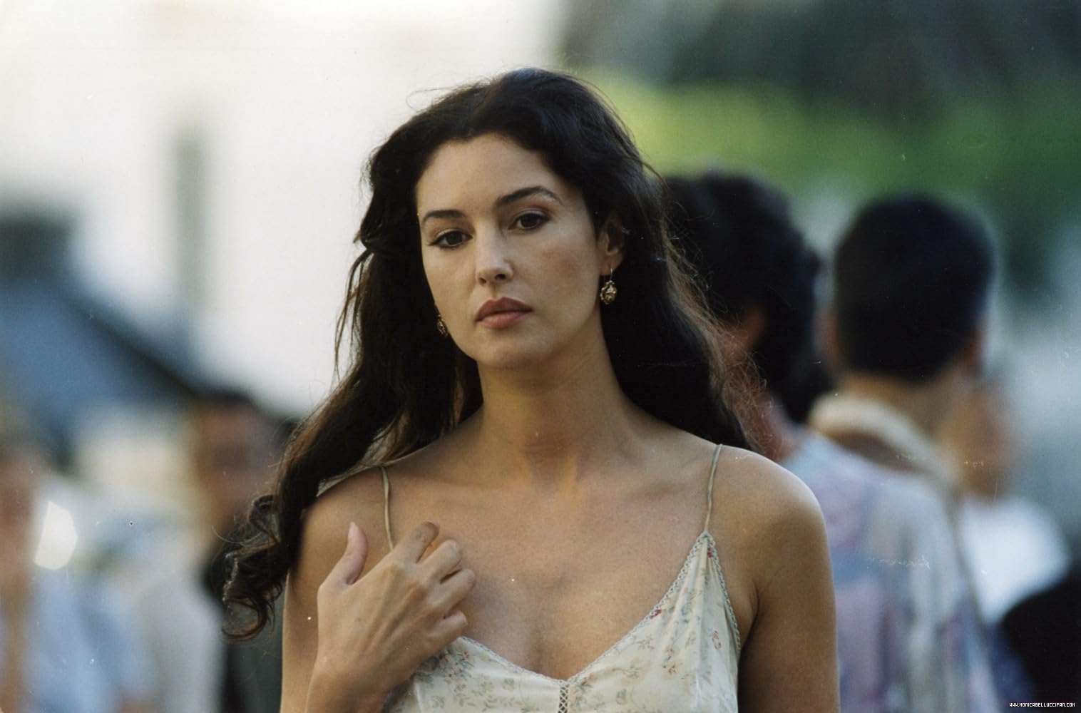 Fans Say Monica Bellucci Defined Effortless 90s Glamour as Throwback Photos Resurface and Spark Reactions Across Social Media