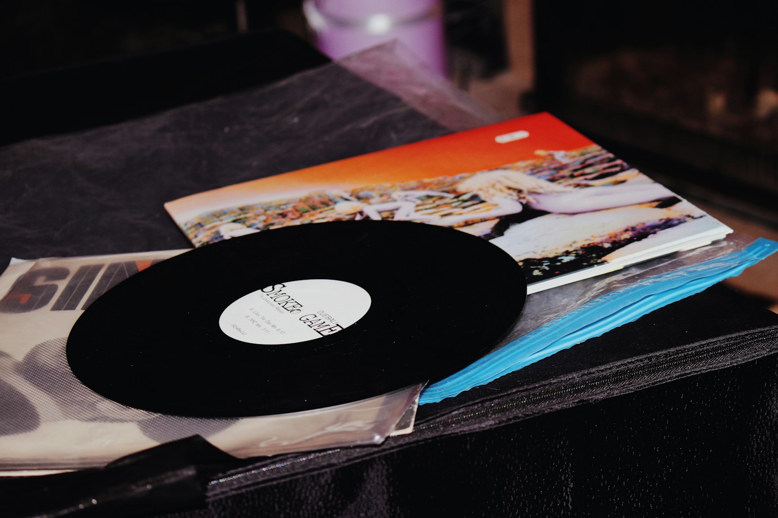 Music Fans Say Streaming Quietly Killed Liner Notes, Arguing Vinyl and CDs Offered a Deeper, More Personal Album Experience