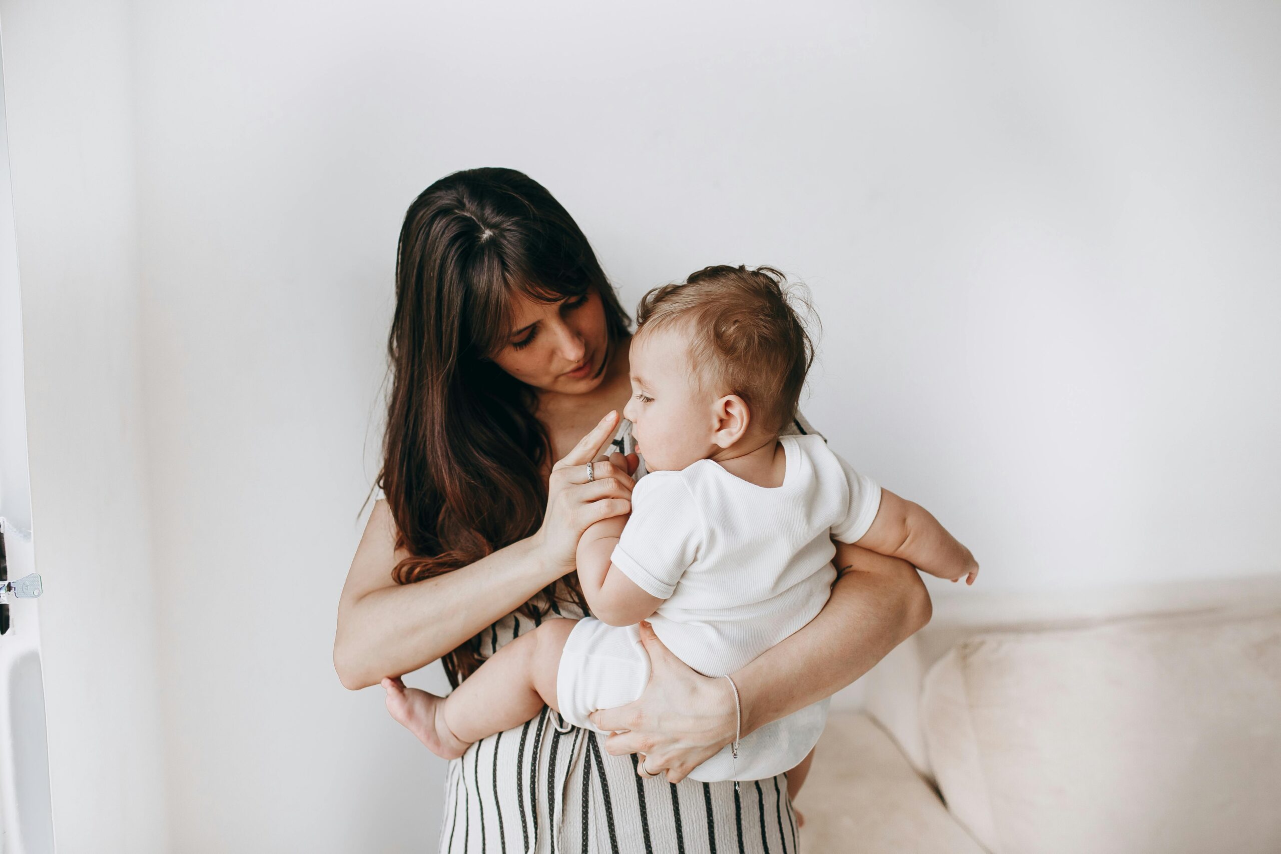 Mom Says Her Husband Is on Paternity Leave but Still Leaves Most of the Baby Care, Cleaning, and Diapers to Her, and Now Resentment Is Building