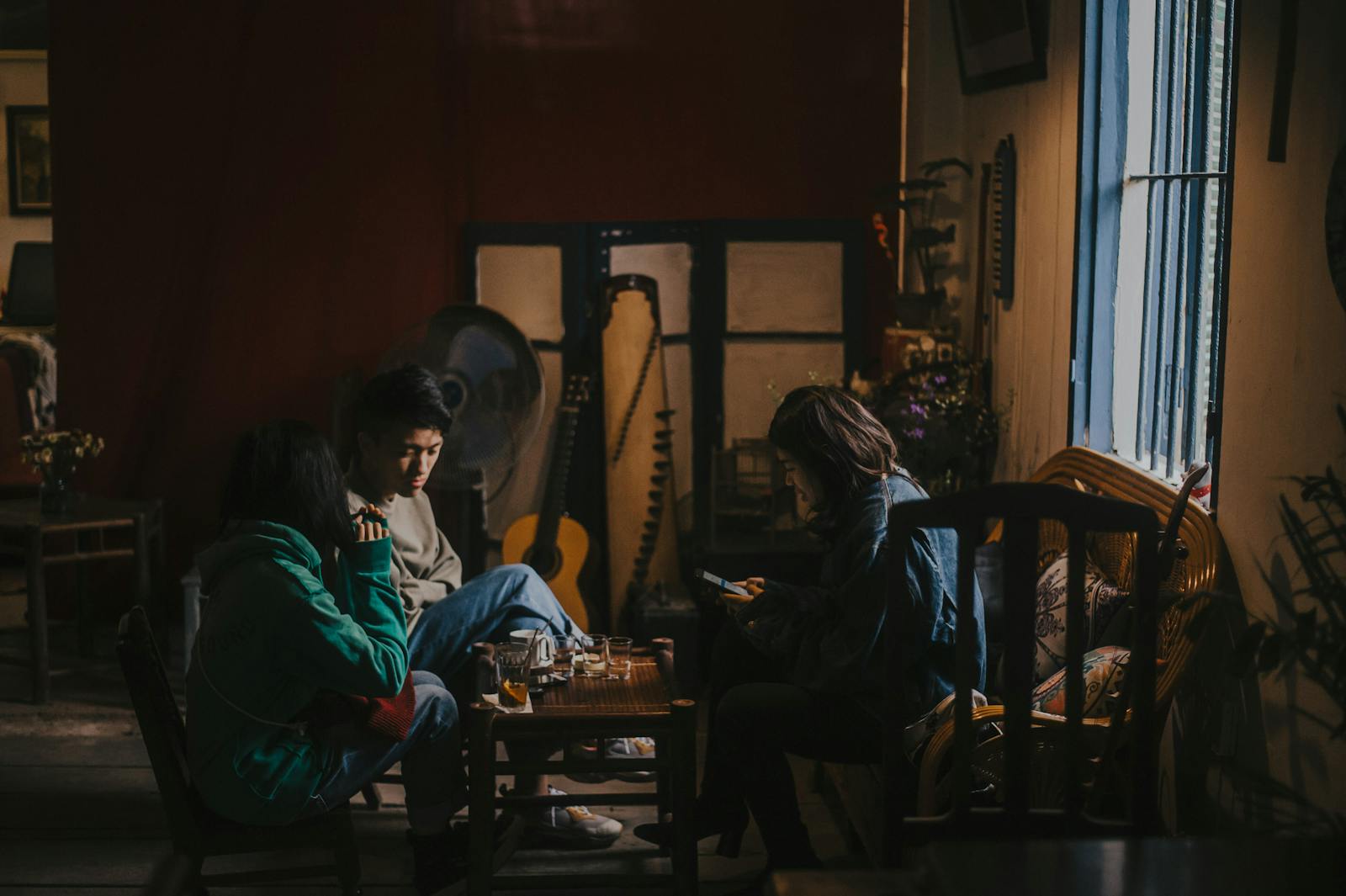 Roommate’s Unemployed Girlfriend Basically Lives There Rent-Free, Then Their Screaming Fights Wake Everyone At 1:30 A.M. While No One Else Can Sleep