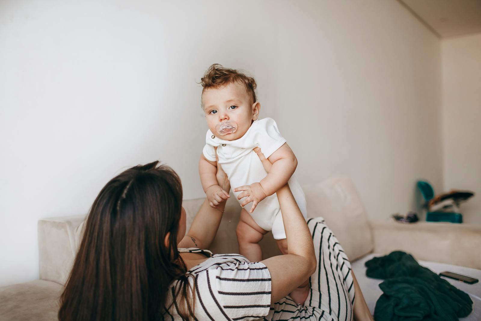 Stay-at-Home Mom of an 11-Month-Old Who Loves Standing in the Tub Watched Her Daughter Face-Plant on a Toy Boat and Bleed — She Called Her Husband and He Said Every Time He’s With “the Boss” the Kids Get Hurt