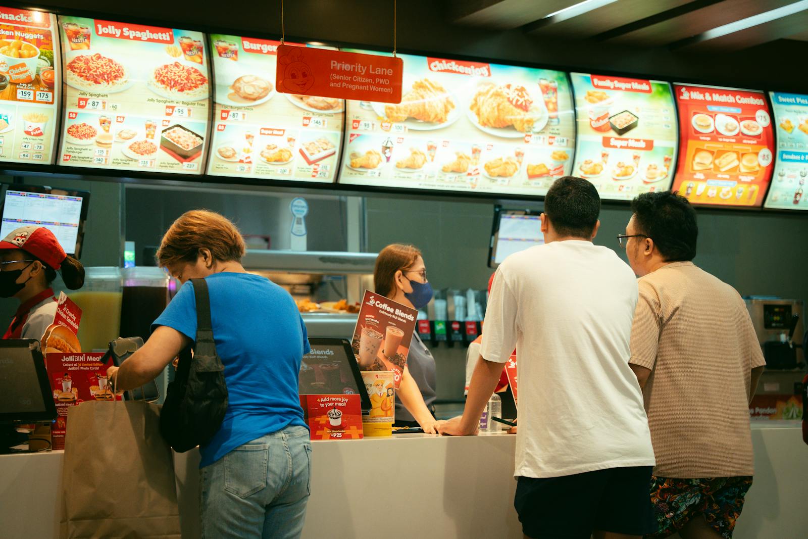 Karen at a Chicken Counter Watched the Worker Scoop a Fresh Batch From the Back and Demanded She Toss the Whole Bucket — All the Batches Were the Same