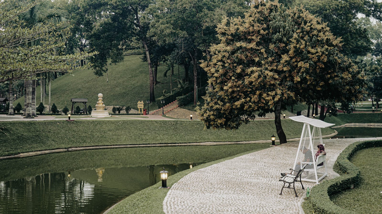 Tourist Tried To Force Her Way Into A Closed Park After 5 P.M., Repeating “The Parking Guy Told Us It Was Open” While Staff Pointed At The Hours