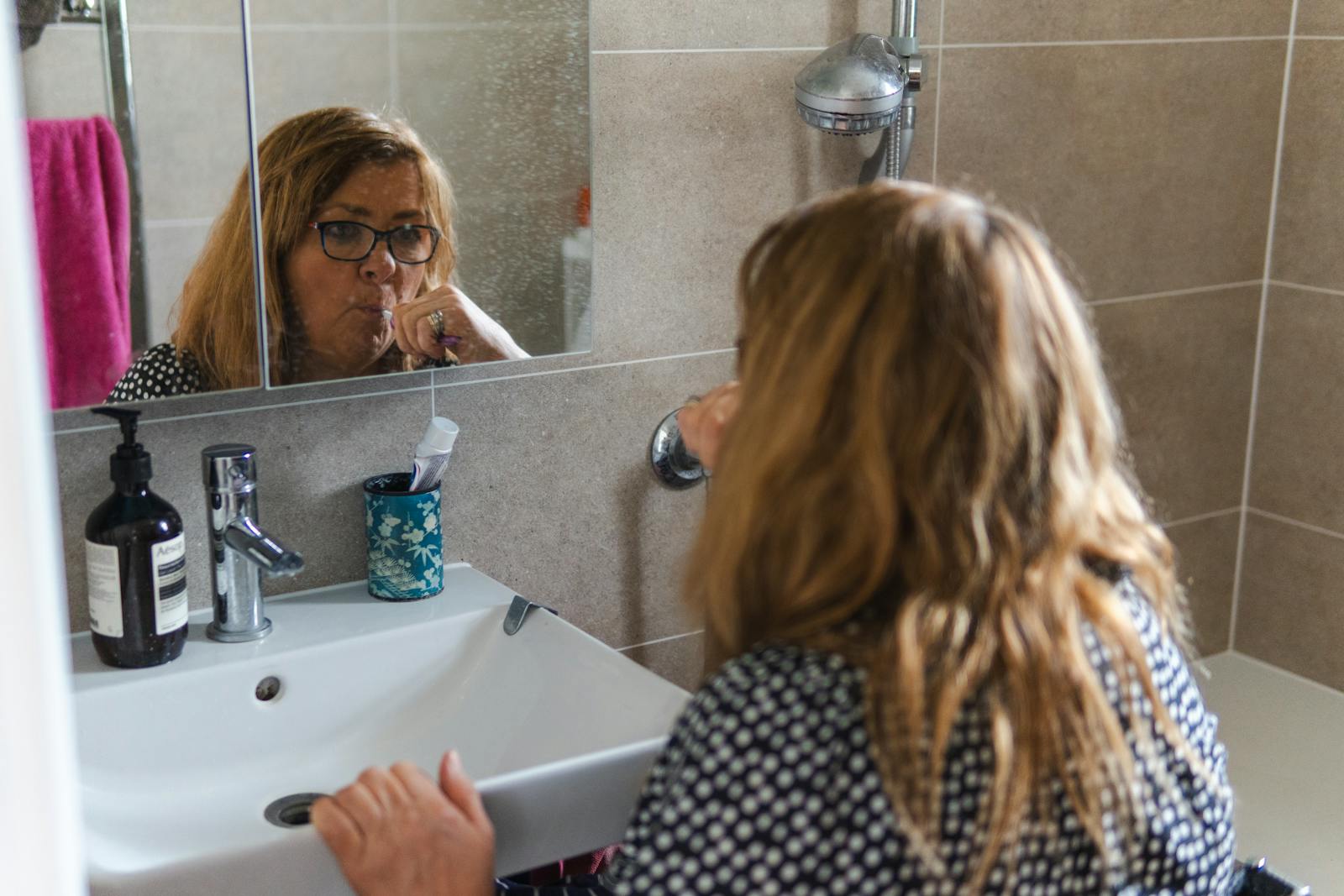 Her Boyfriend Told Her Brushing in the Morning “Isn’t Important” — She’s Been Checking His Dry Toothbrush for Years