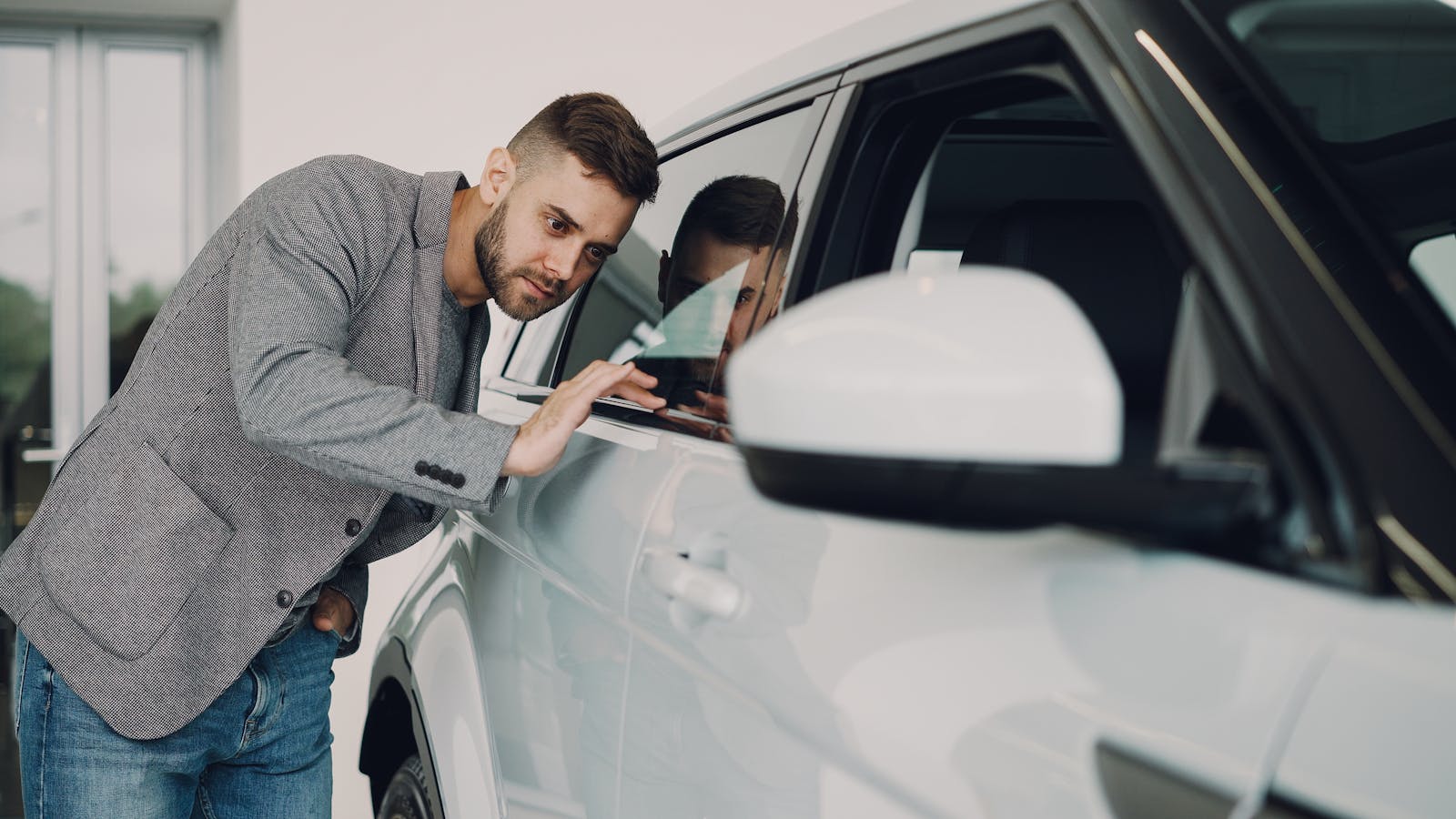 Car Buyer Finds A Dealership Man Crouched Outside At Night With A Flashlight Because Their Hidden GPS Tracker “Stopped Updating”