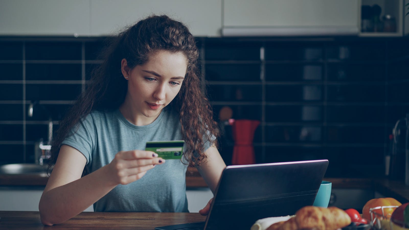 Daughter Removed Her Absent Mom From High-Limit Credit Cards After A Therapy Request Turned Into Victim-Blaming From Mom’s Boyfriend