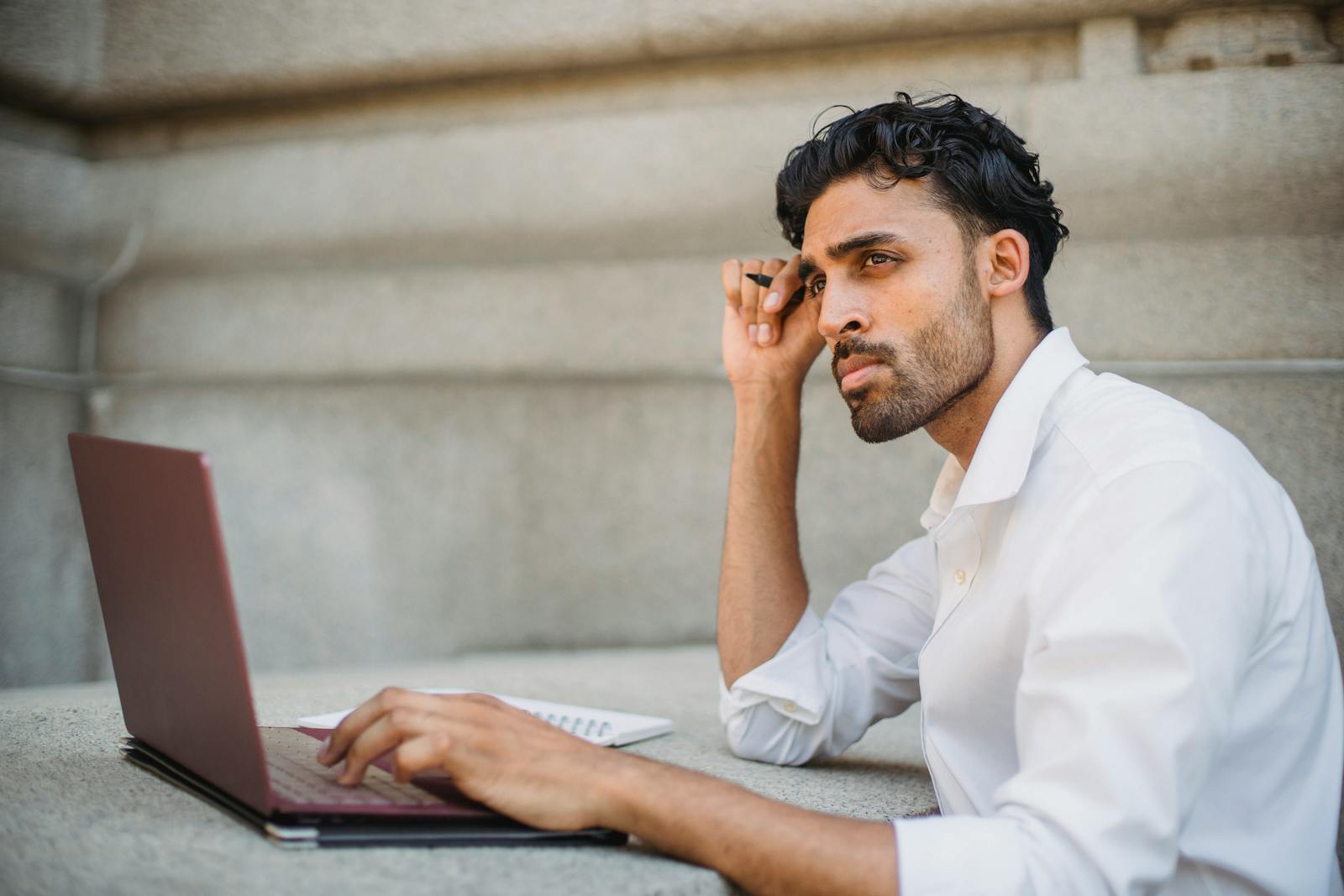 Lister Posted a Free Desk Pickup-Only on Marketplace Expecting It Gone in an Hour — One Stranger Asked Him to Hold It Two Weeks for the $0, Another Wanted Him to Carry It Down Three Flights of Stairs, and the Third Just Ghosted at 11 AM
