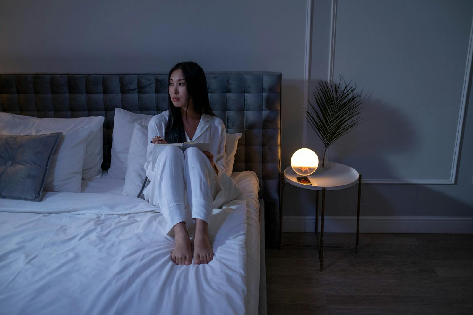 Roommate Told Her To Stay In Her Room While 10 Relatives Took Over The Apartment, Because Her Family “Can’t Know She Has A Boyfriend”