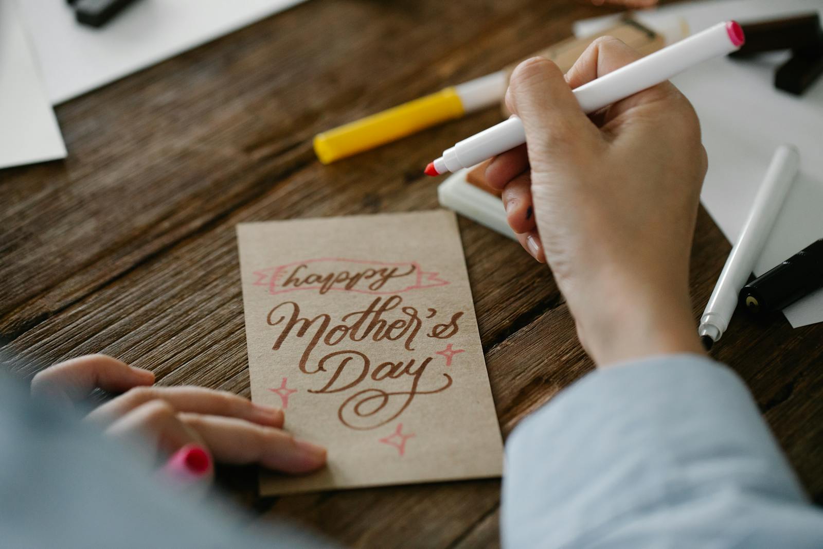 Daughter Whose Mom Forgot to Sign Her Mother’s Day Card Got Hit by a Long Reply When She Asked Dad — He Said the Pattern She Sees Just Doesn’t Exist
