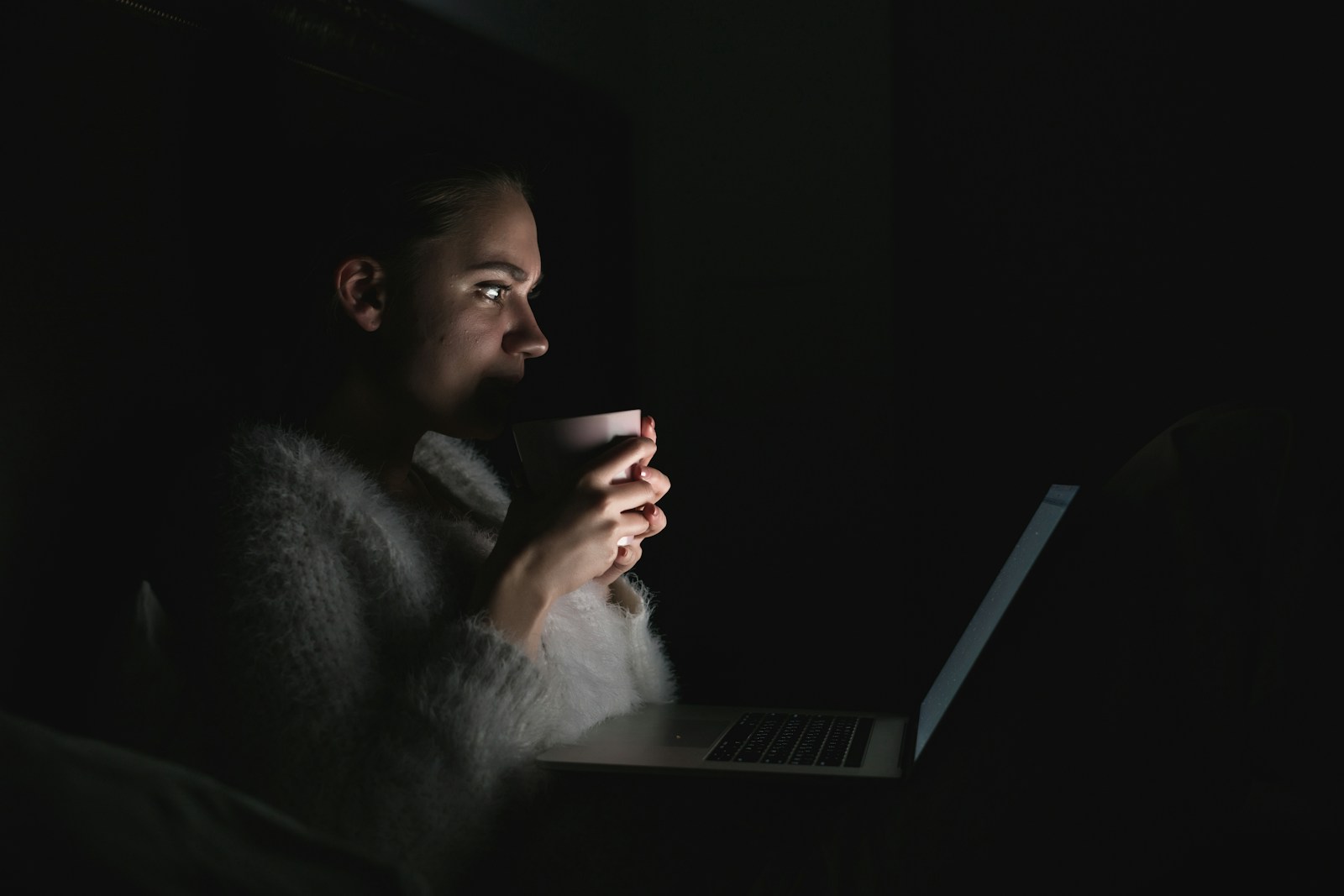 Twenty-Seven-Year-Old Refuses to Initiate Texts, Calls, or Plans When She’s Dating — If a Man Says He’ll Call at 6 PM and Rings at 6:10, She Sends Him to Voicemail and Won’t Pick Up