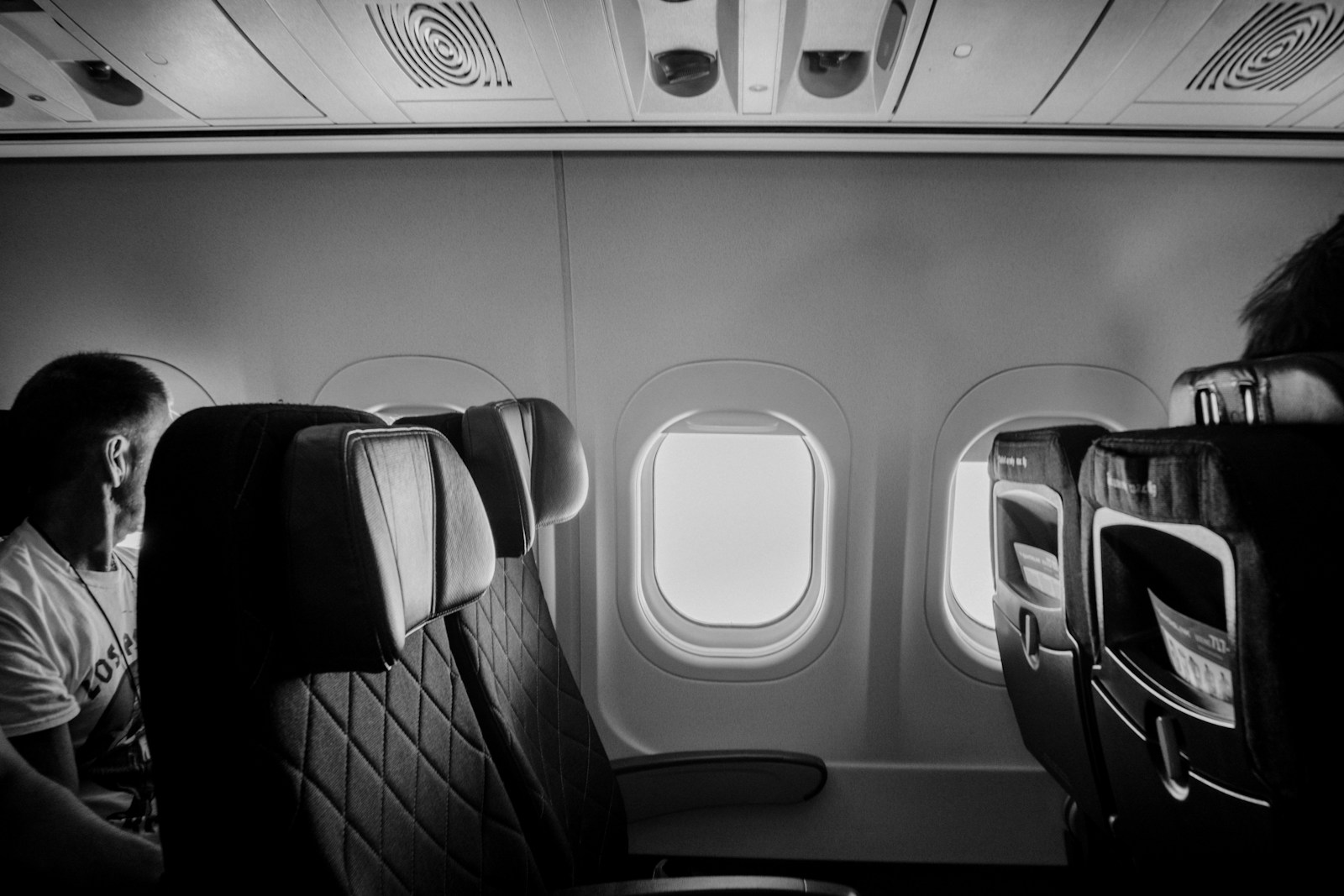 Estranged Daughter Flew From England to Scotland for Her Grandmother’s Funeral and Did a Reading Her Aunt Had Arranged a Week Earlier — Her Dad Avoided Her All Day and Skipped the Family Dinner to Drive 25 Miles to an Airbnb