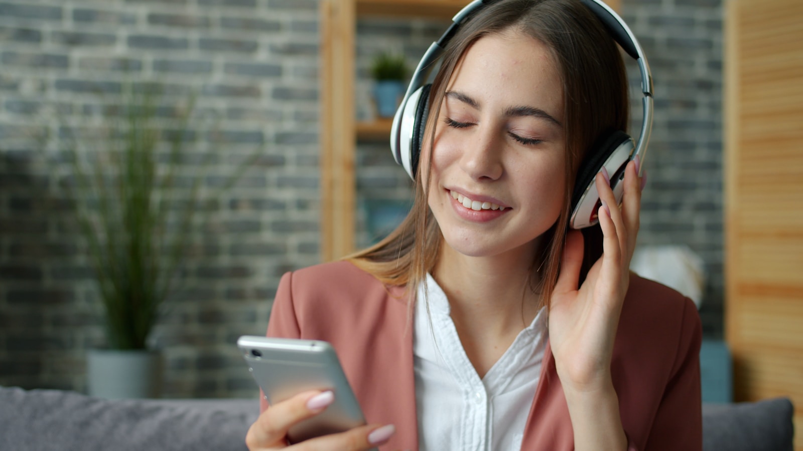 Dad Sneezed While She Had Headphones On, Then Screamed That She Was “Disrespectful” Because She Didn’t Hear Him And Say Anything