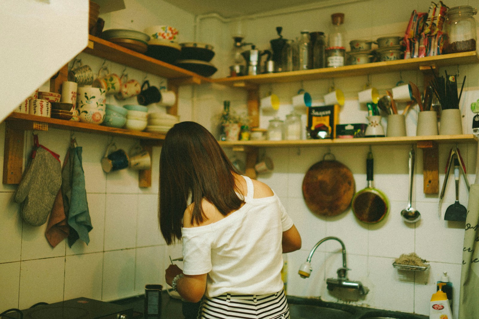 Adult Daughter With a Decade-Long Pantry-Moth Infestation Threw Out a Sesame Pack Full of Silk and Dead Moths — Her Hoarder Dad Quietly Refilled a Jar From the Trash and Set It High on the Shelf for Her to Eat