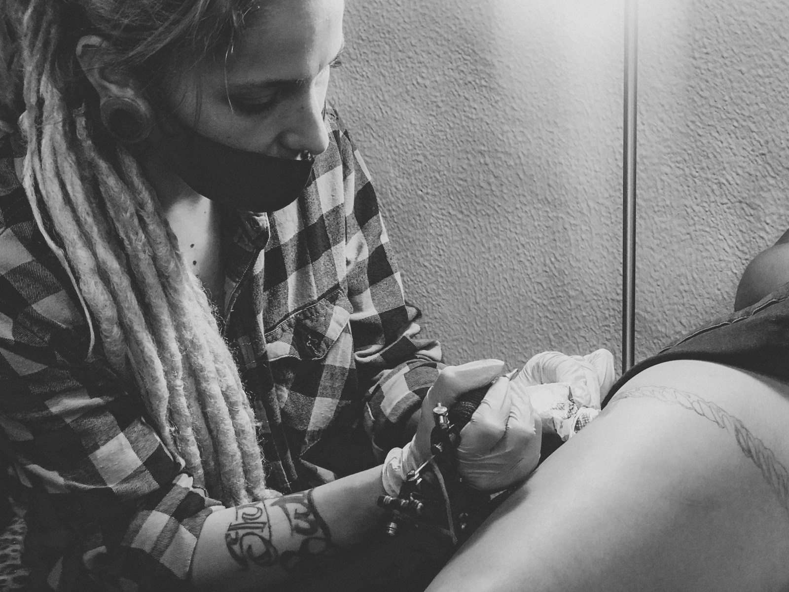 Tattoo Customer With a 6″x5″ Word Tattoo Wanted Covered Booked a Cover-Up Consult in January With a Top Local Artist — Three and a Half Months Later He Got the First Sketch Back and the Second Was an Obvious AI Image That Didn’t Even Fix the Overlap