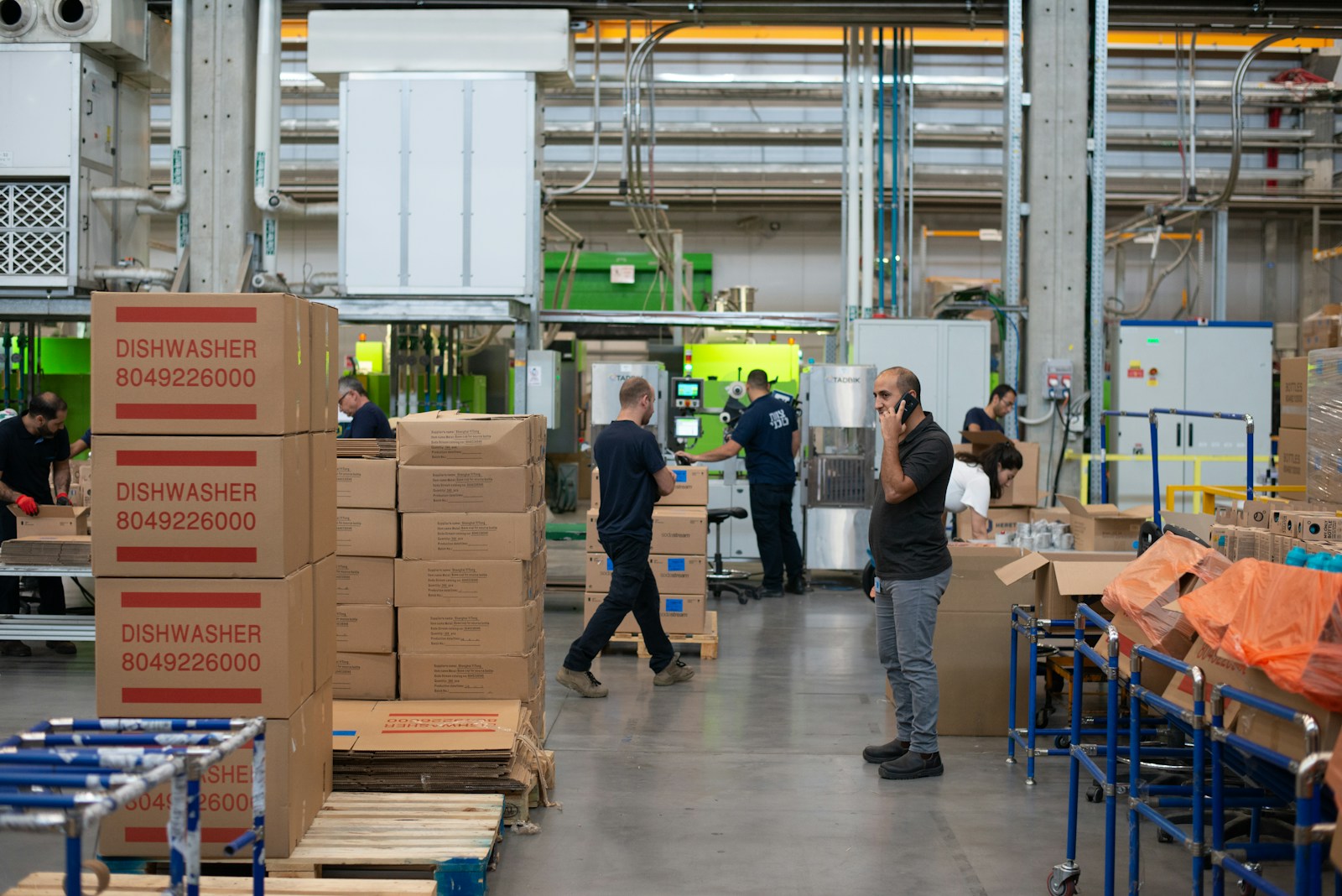 Warehouse Supervisor Delays An Urgent Pickup To Ruin A Driver’s Night, So The Driver Dumps The Bolts And Quits On The Spot