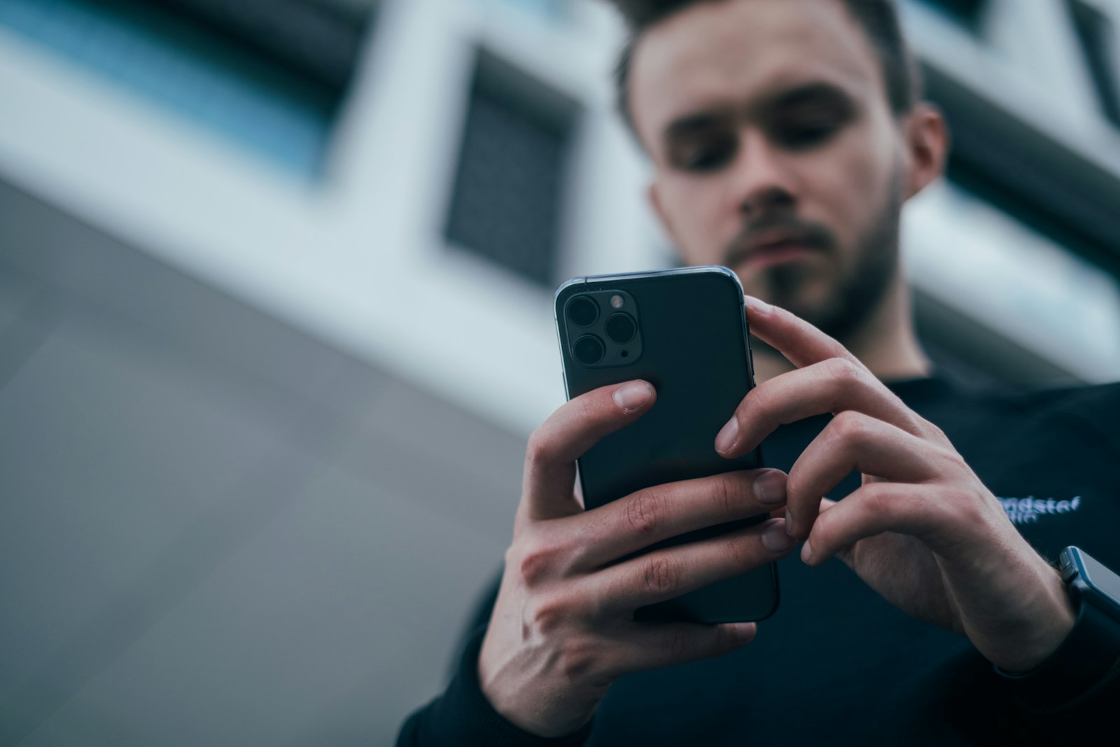 Husband Finds Deleted Instagram Messages With “Max,” Then Learns Sabrina Was Helping His Wife Hide Her Location