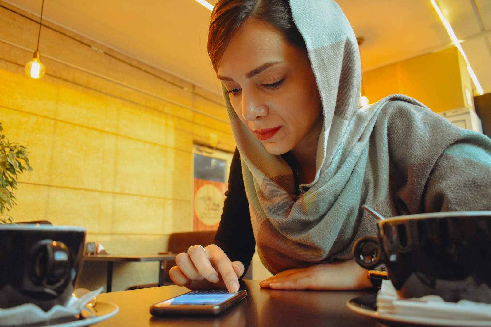 Wife Finds A Message From Her Husband’s “Business Friend,” Then Says He’d Never Accept The Same Conversation If It Were On Her Phone