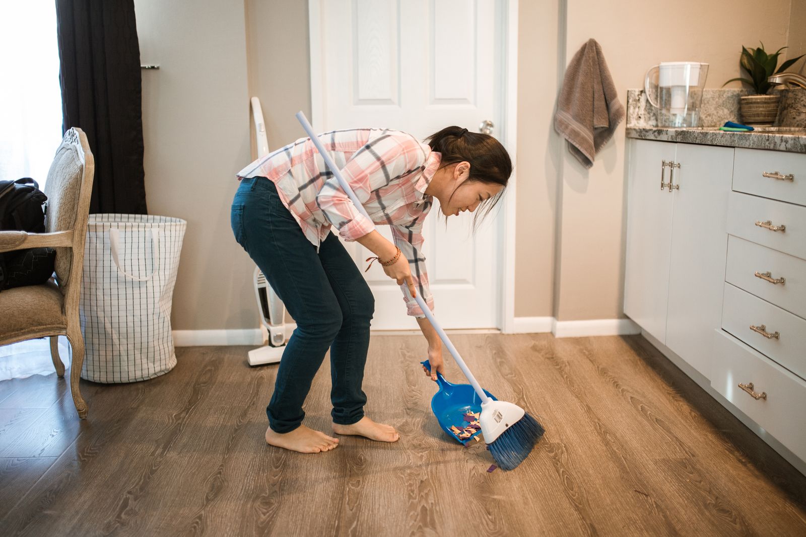 Mom Offers Her Adult Daughter A Place To Stay, Then Micromanages Every Chore Like Cleaning A One-Floor Home Is A Full-Time Job