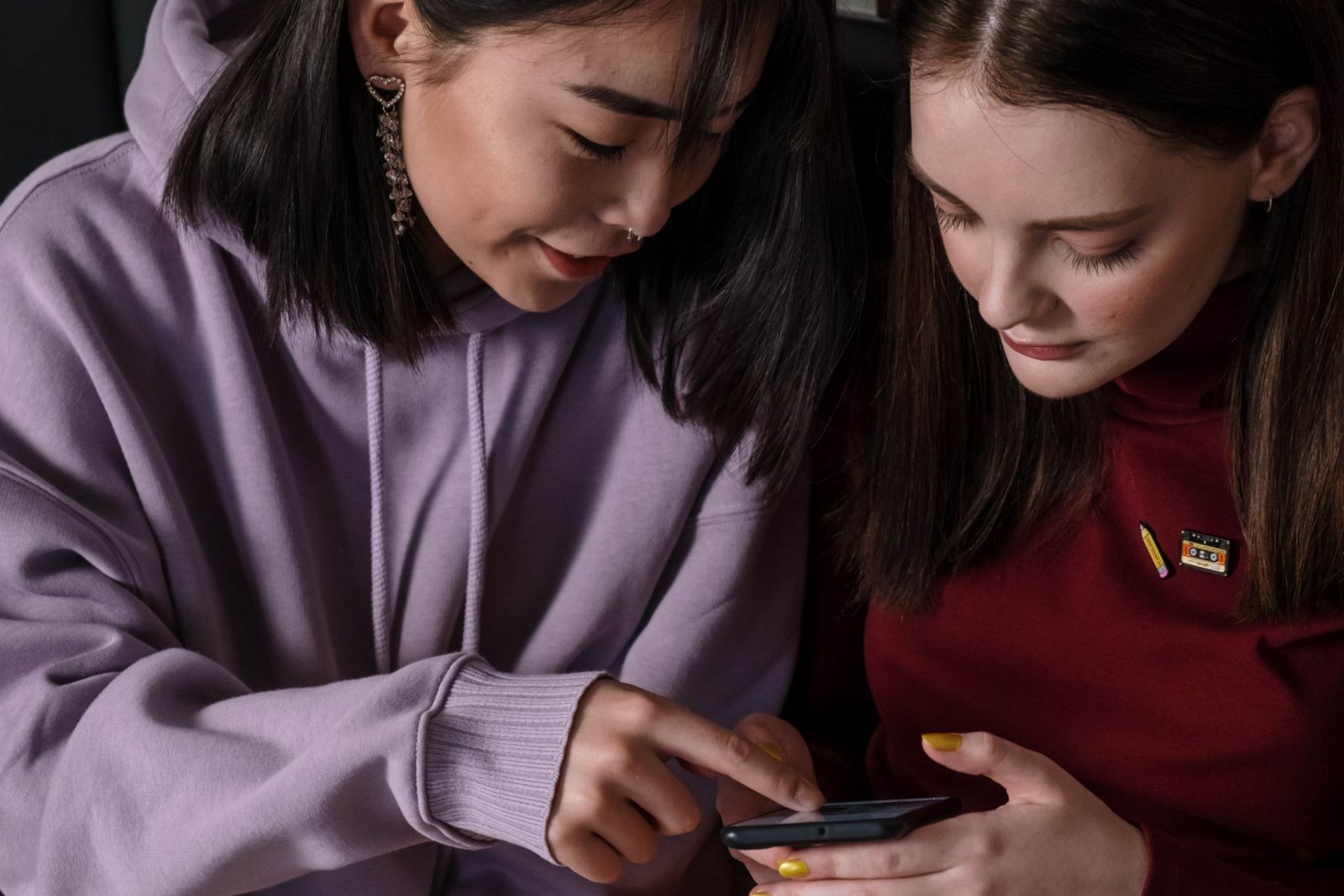 Teen Says She Pretended To Be Supportive, Accepted A Confession For Money, Then Ghosted A Friend And Still Feels Guilty Years Later