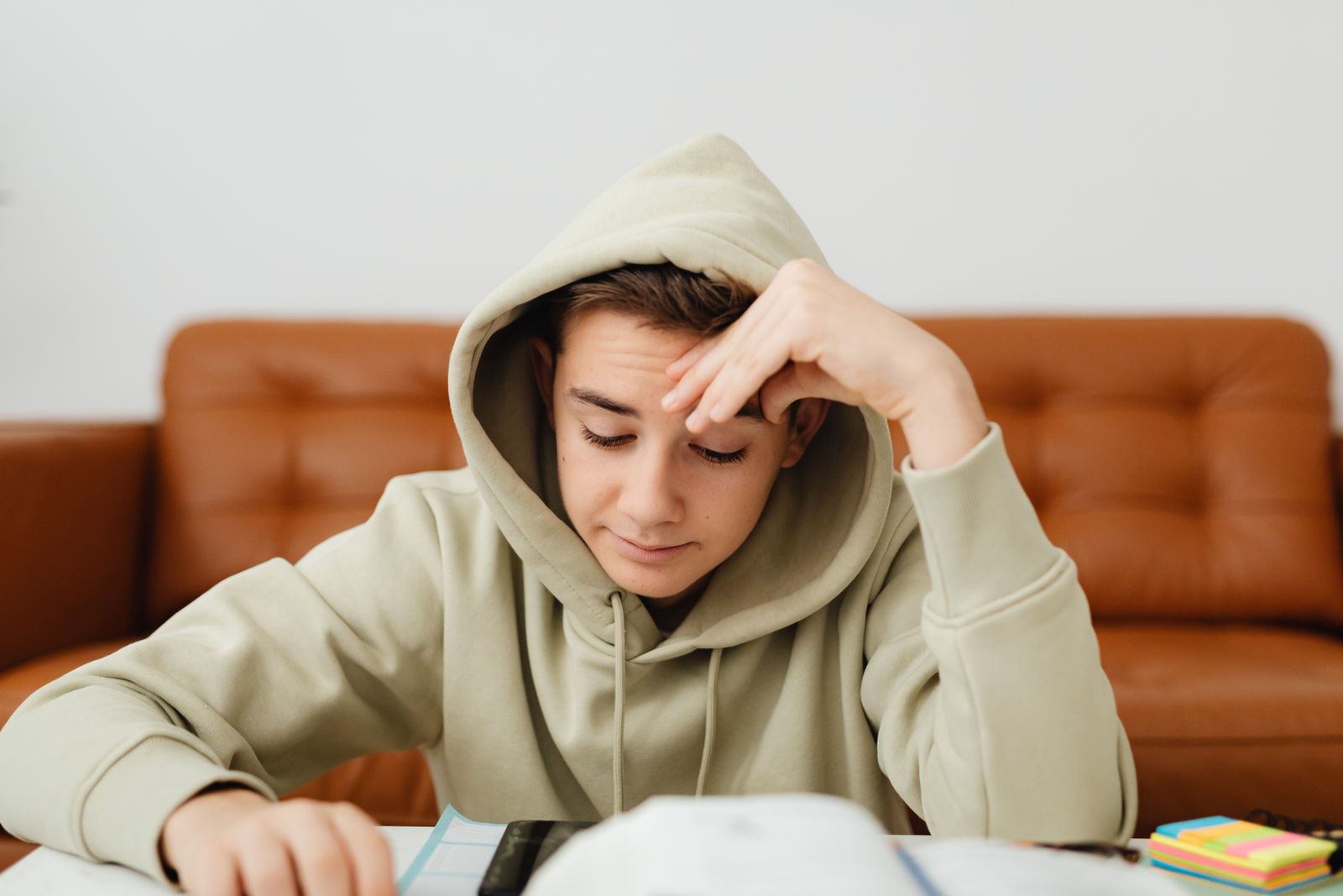 Teen Slaps Dad After Saying “Don’t Touch Me” Multiple Times, Then Gets Called A “Pig” When The Forced Hug Turns Physical