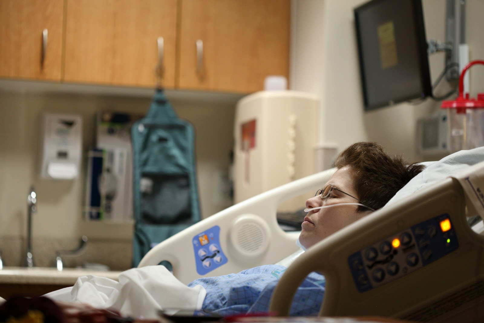 Hospital Patient Says “No Visitors,” But Mom Shows Up Twice Anyway, Then Acts Wounded When Told To Let Her Heal Alone