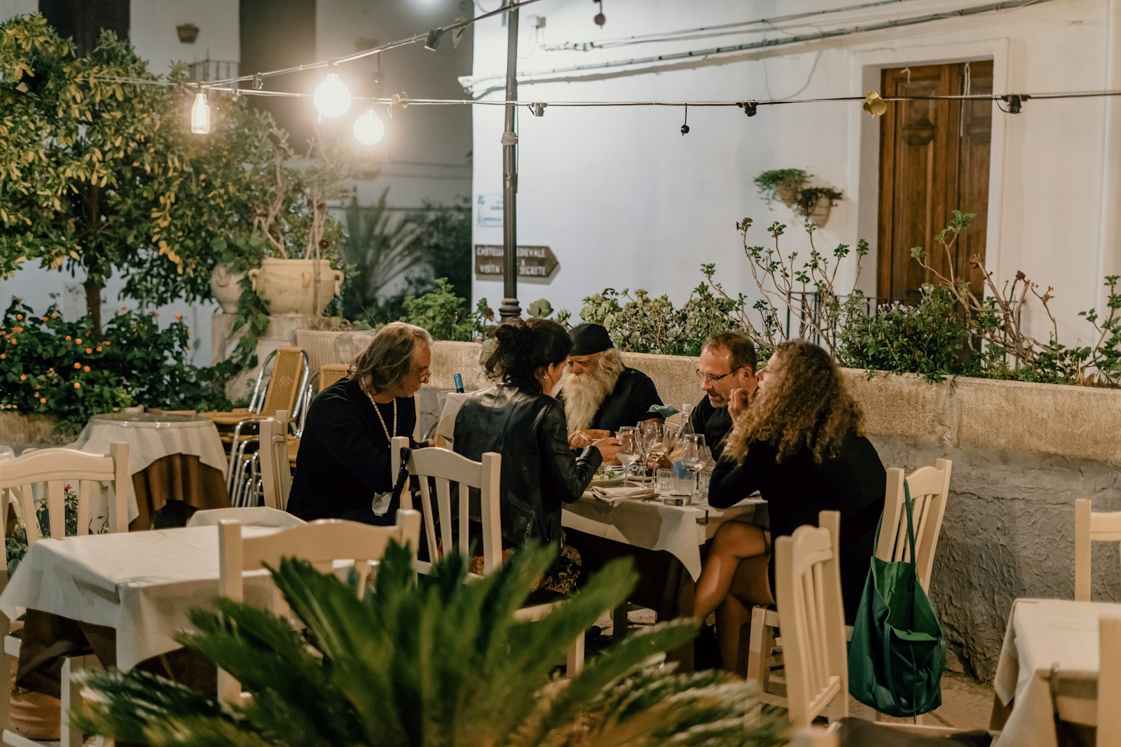 American Nudges German Partner To Stop Commenting When A Waitress Drops Dishes, Then Learns He Was Actually Saying “Well Done” And “Nothing Broke”