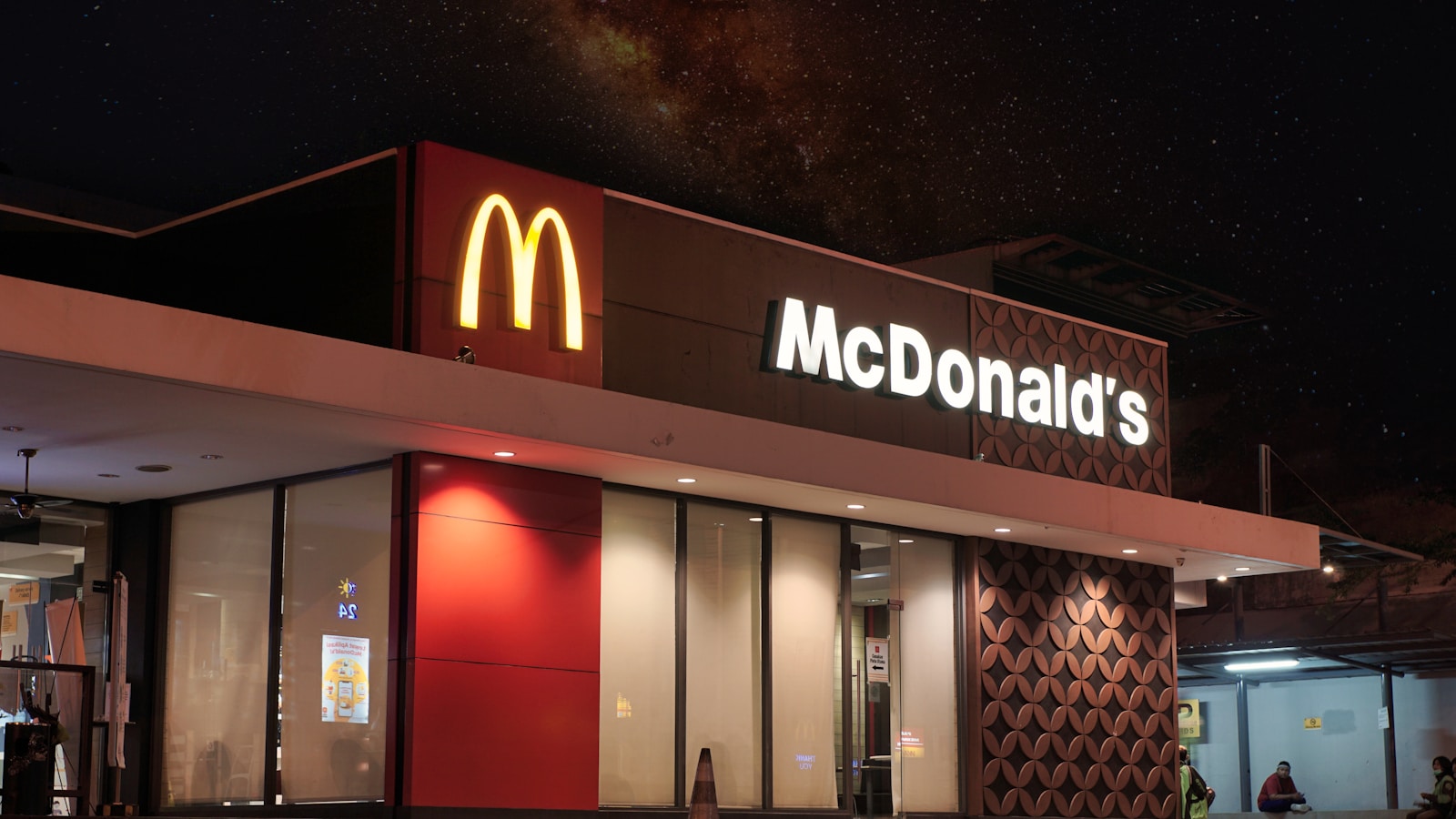 McDonald’s Worker Obeys Boss’s “Stay At The Register” Rule During Lunch Rush And Lets The Chaos Unfold