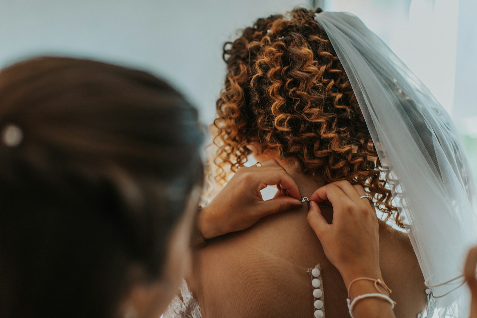 Hairstylist Walks Out Mid-Wedding Morning After A Phone Fight, Leaving Half The Bridal Party To Learn Their Hairstyles From YouTube