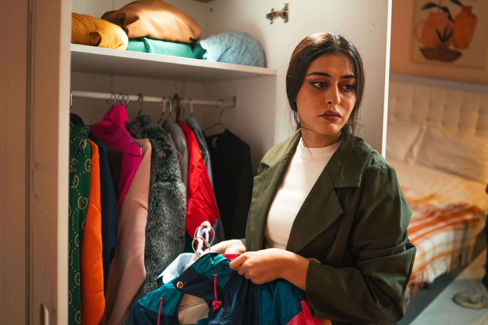 Tenant Moves A Desk Into A Walk-In Closet To Escape A Toxic Roommate’s Noise, Then Considers Venting A Portable AC Under The Door Toward The Bathroom Fan