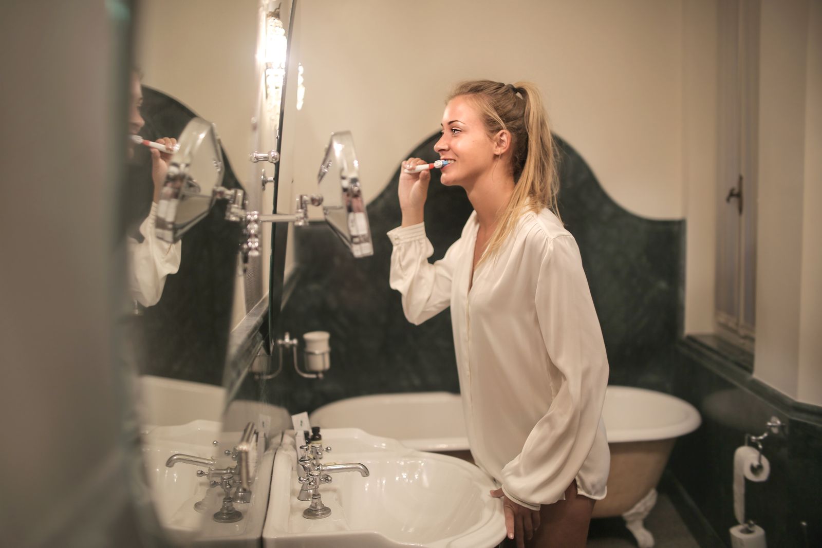 Shared-Bathroom Roommate Keeps Accusing Her Of Stealing Body Wash And Serums Based On Bottle Levels, Even Though She Has No Evidence And Won’t Move Them
