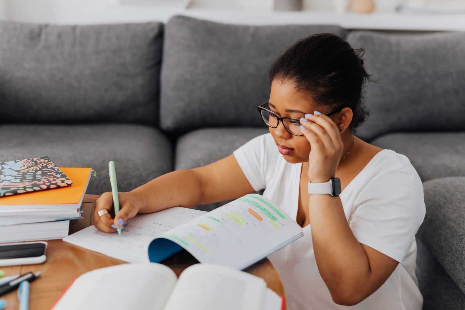 Wealthy Classmate Who Went To A $33K-A-Year School Keeps Saying She “Doesn’t Come From Much” Because Her Dad Wasn’t Born Rich