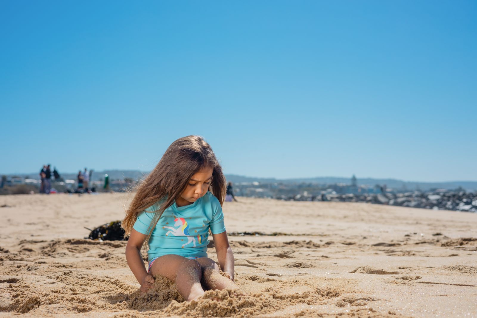 Little Girl Ignores Her Mom’s Beach Warning, Covers Herself In Clay, Then Leaves Two Perfect Mud Handprints On Another Kid’s Bright Yellow Shirt