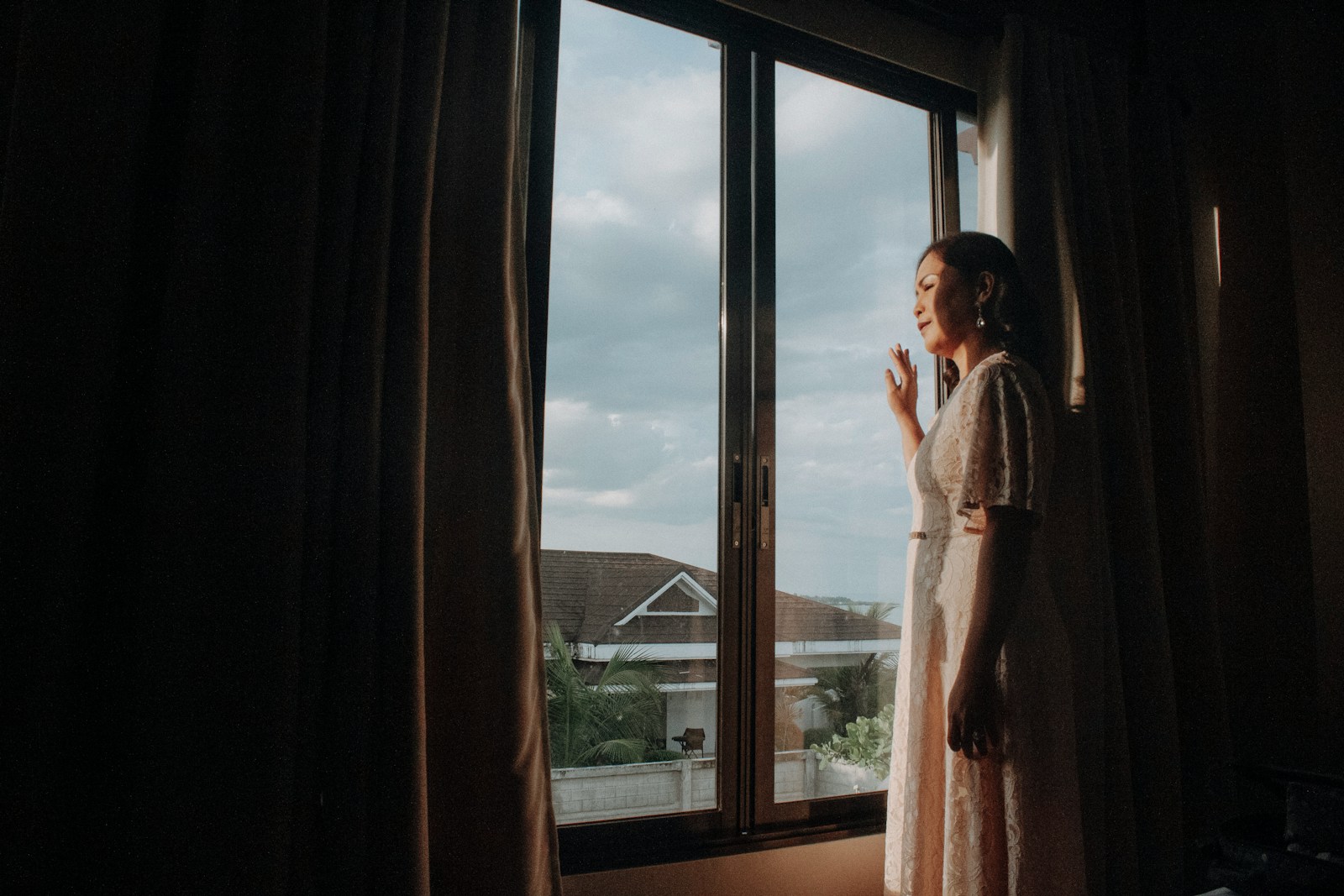 Bridesmaid Spends Over $1,500, Gets Iced Out Of Photos And Speeches, Then Realizes The Whole Wedding Clique Never Respected Her