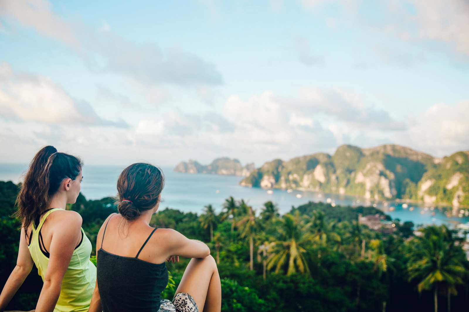 Vacation Friendship Implodes Over Split Bills, Waiting Around, Bad Accommodation, And 900 Photos The Ex-Friend Now Demands On Her Terms