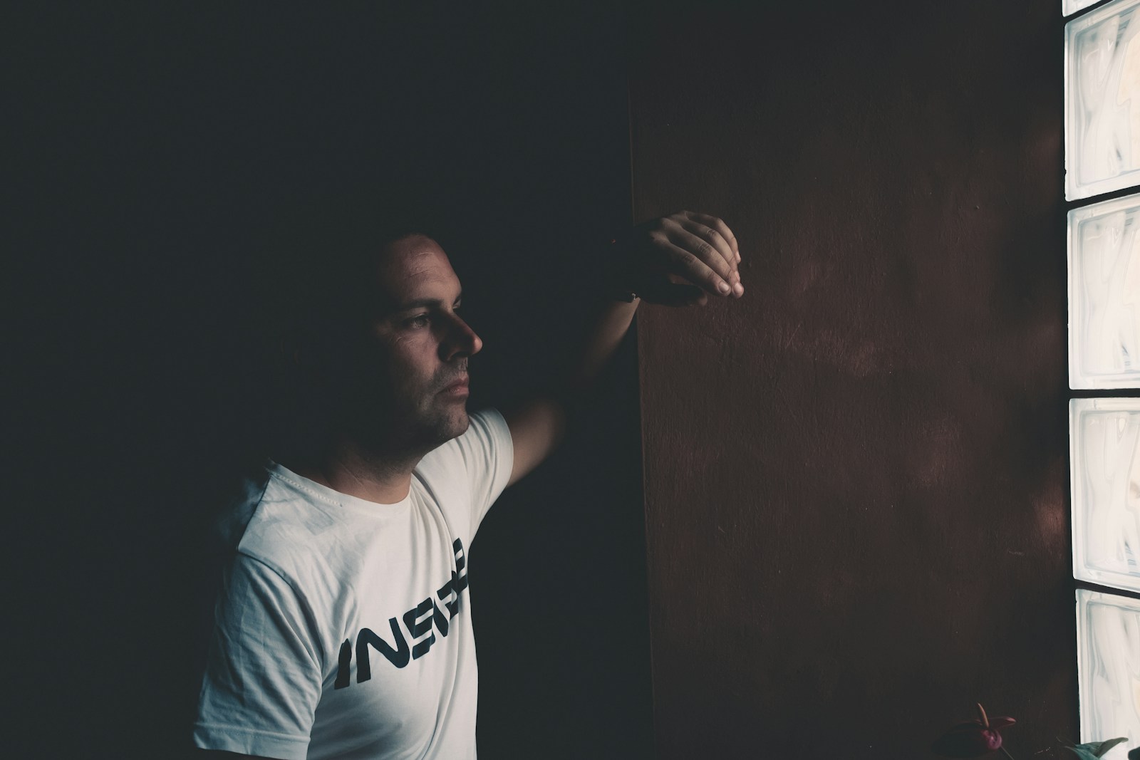 man in white crew-neck T-shirt