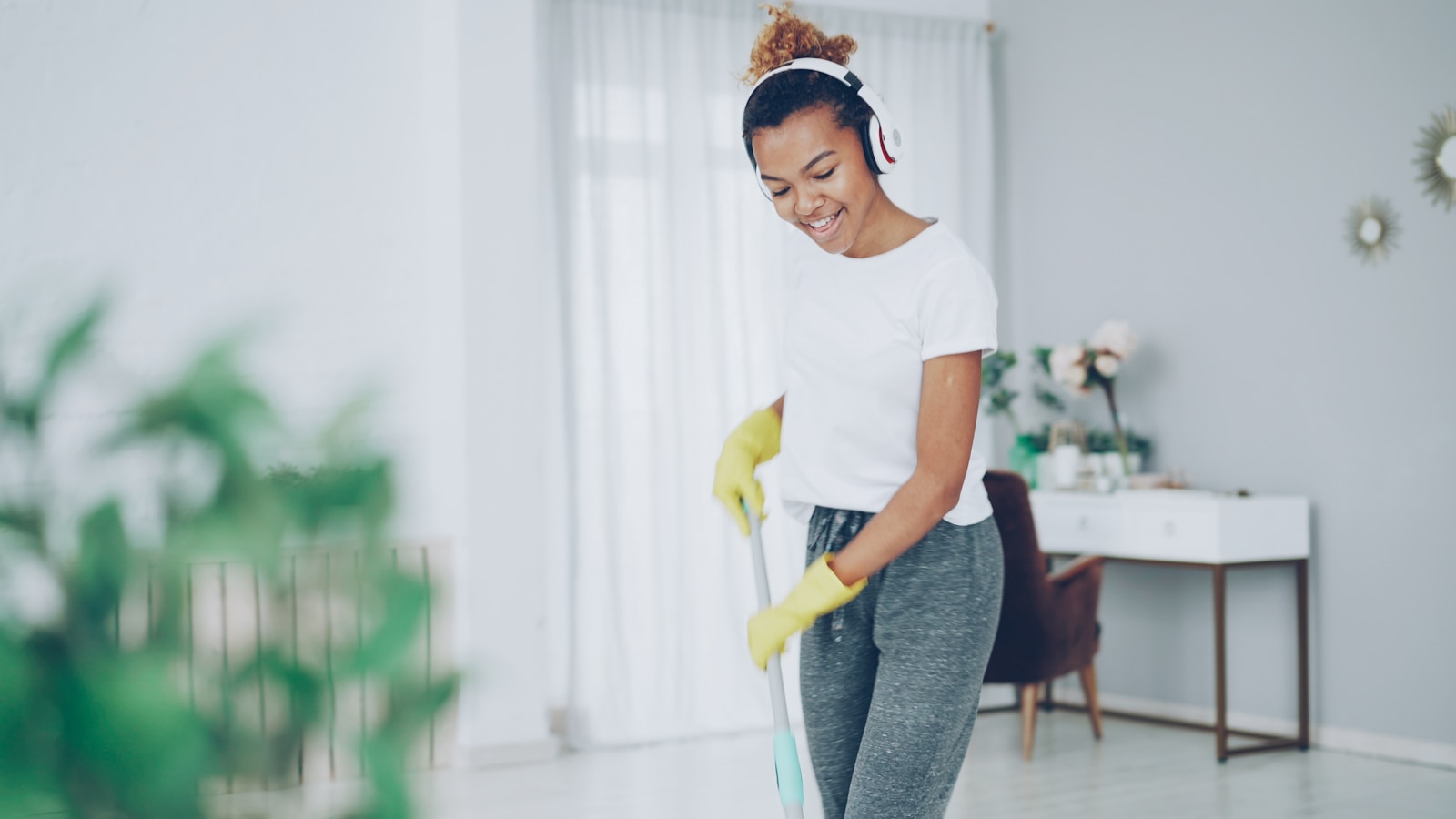 Woman Moves Across The Country For Her Boyfriend, Then Becomes The Maid, Pet Caretaker, And “Negative” Problem In His House