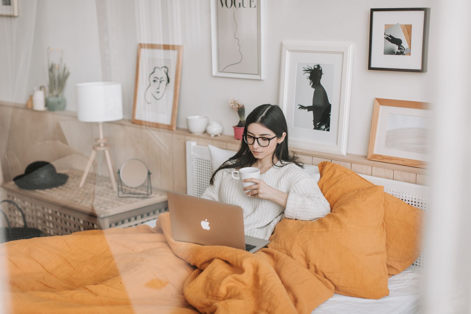 Roommate Pays to Move Her Friend Across the Country—Then Gives Her Six Months to Find New Housing After Deciding She Wants Privacy With Her Partner Instead of Their Original Three-Person Plan
