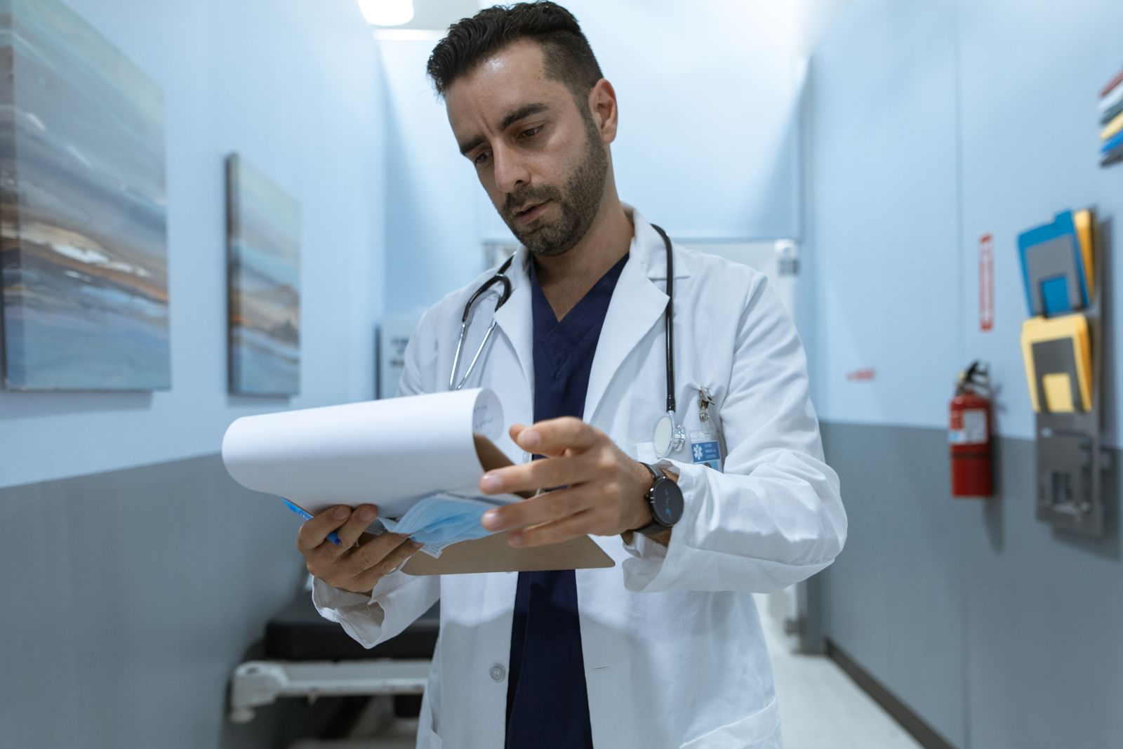 Healthcare Worker Claims He’s a Hotel Heir and Posts Stolen First-Class Vacation Photos—Then Coworkers Discover His “Sick Grandma” Leave Included Fake Funeral Pictures Sent to HR While His Family Celebrated His Sister’s Wedding