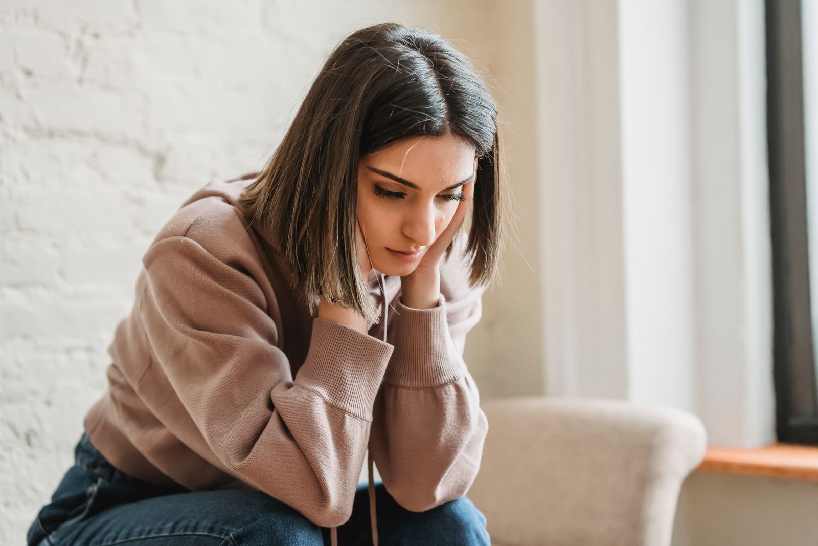 Twenty-Year-Old Trapped With Her Mother’s Violent, Unfaithful Husband Watches a Court Case Drag On for 10 Years and Her Mother Survive a Suicide Attempt—Then Loses Financial Freedom After Finally Fighting Back and Feels Forced to Choose Between Escape and Leaving Mom Behind