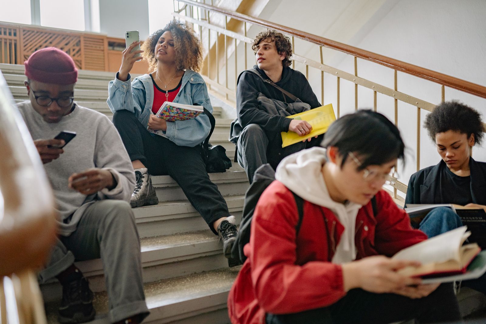 University Friends Secretly Despise Jo for Years of Offensive Jokes While Pretending They’re Close—So His One Genuine Friend Finally Reveals the Truth After Watching His Group Chats and Invitations Get Silently Ignored