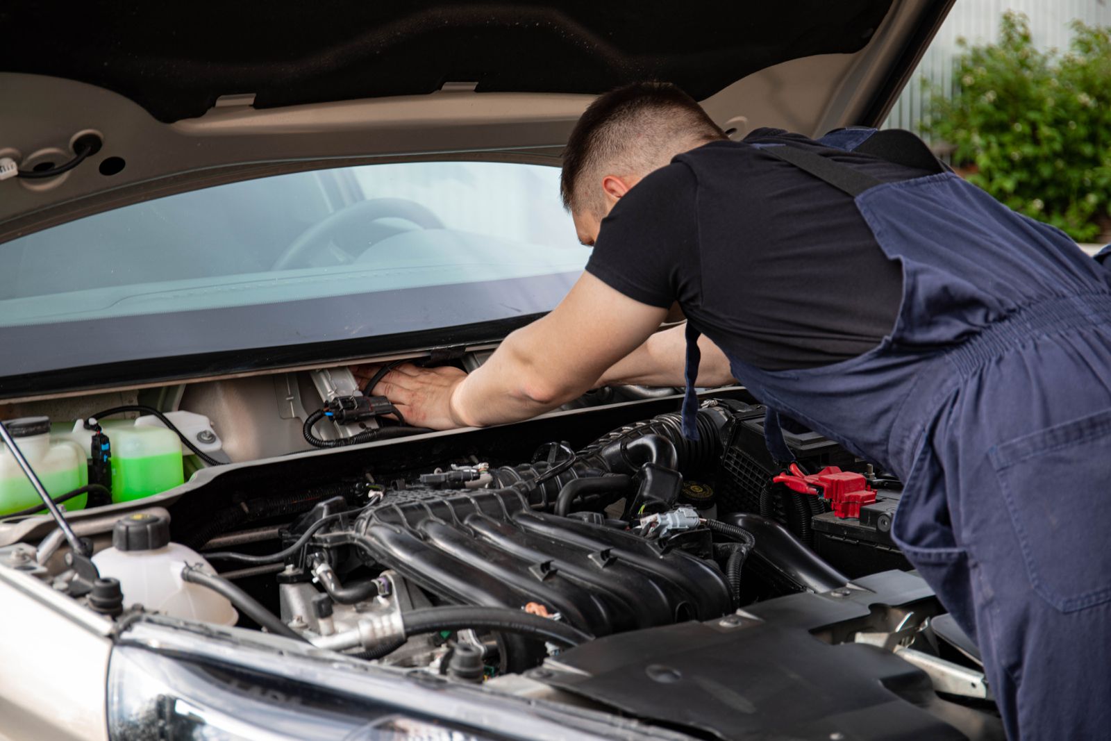 Mechanic Fails to Secure a Customer’s Lug Nuts, Causing the Wheel to Fall Off Ten Minutes Later—Then Reviews the Security Footage, Accepts Full Responsibility, and Sends a Tow Truck as Off-Duty Officers Direct Traffic