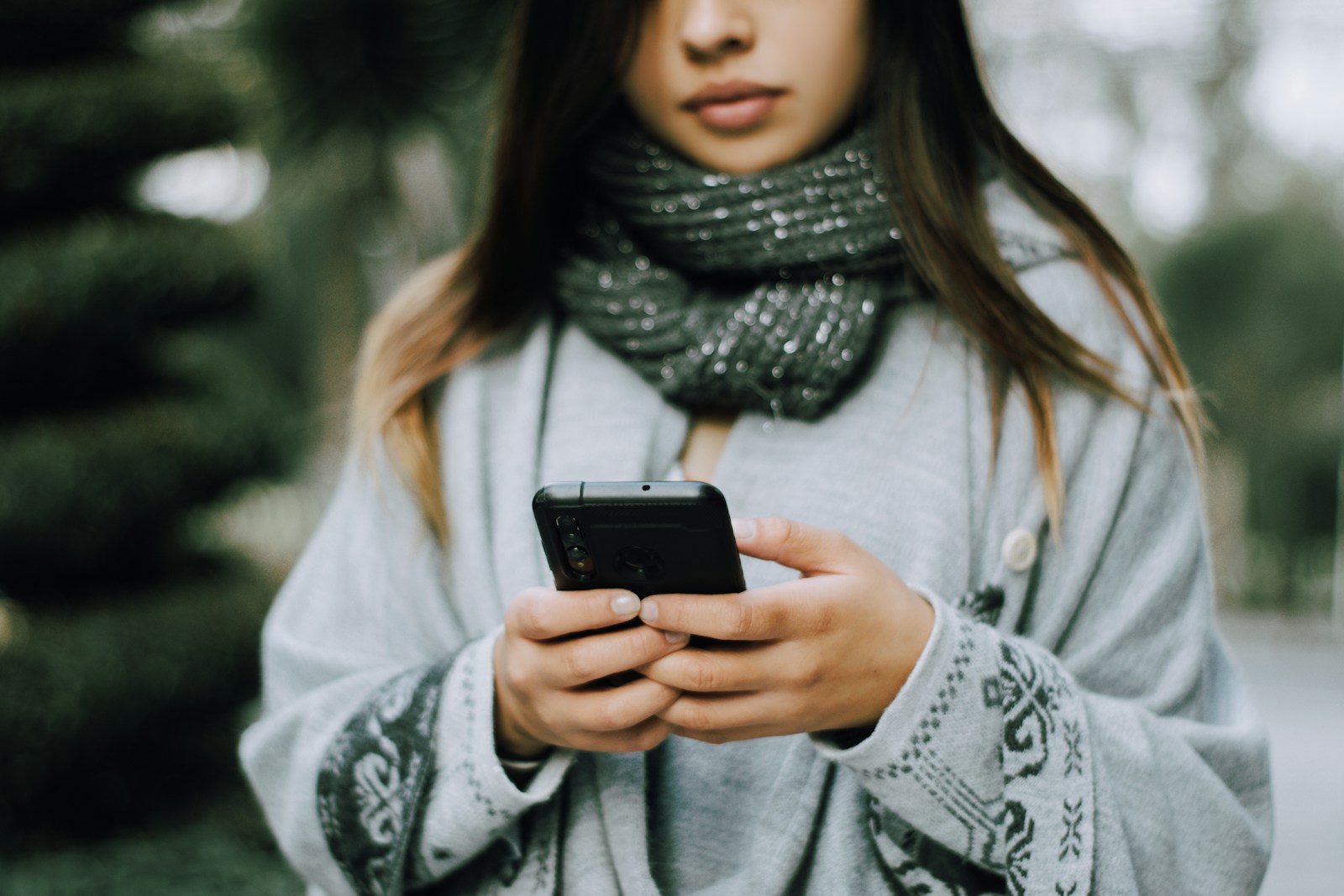 Daughter Finds Her Father Secretly Flirting With Another Woman on a Private App, Photographs the Messages, and Watches Him Delete the Evidence After Calling It “Nothing”—Then Sees the Woman End the Affair and Resume Messaging Three Days Later