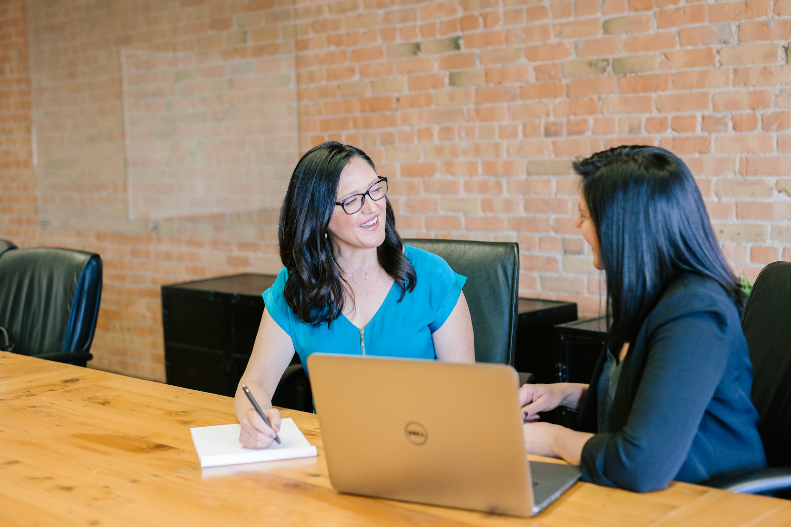 First-Time Job Applicant Gets Blamed for Missing an 11 A.M. Interview That Was Clearly Scheduled for 1 P.M.—Then the Interviewer Arrives Late, Accuses Her of Ruining Everyone’s Schedule, and Laughs When She Needs a Question Explained