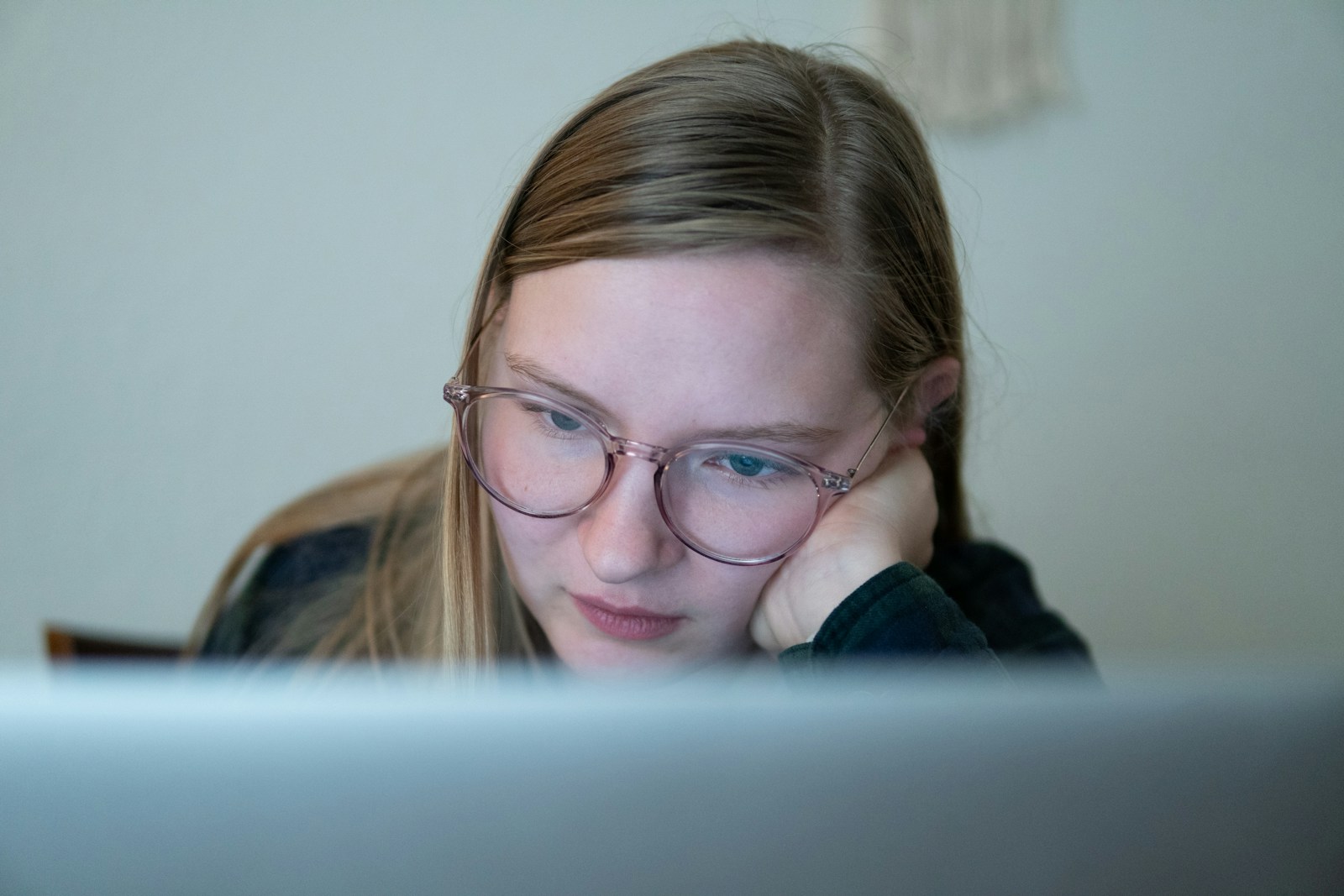 Working-Class Teen Reconnects With a Wealthy Boy Whose Father Drives a Bentley—But Even After Refusing His Gifts and Paid Vacation, She Fears He’ll Still See Her as a Gold Digger