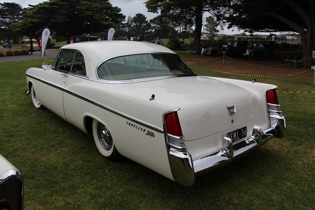 Elderly Man Demonstrated the Manual Tailgate on His Own 1955 Chrysler Town and Country Wagon, and 26 Million People Could Not Stop Watching
