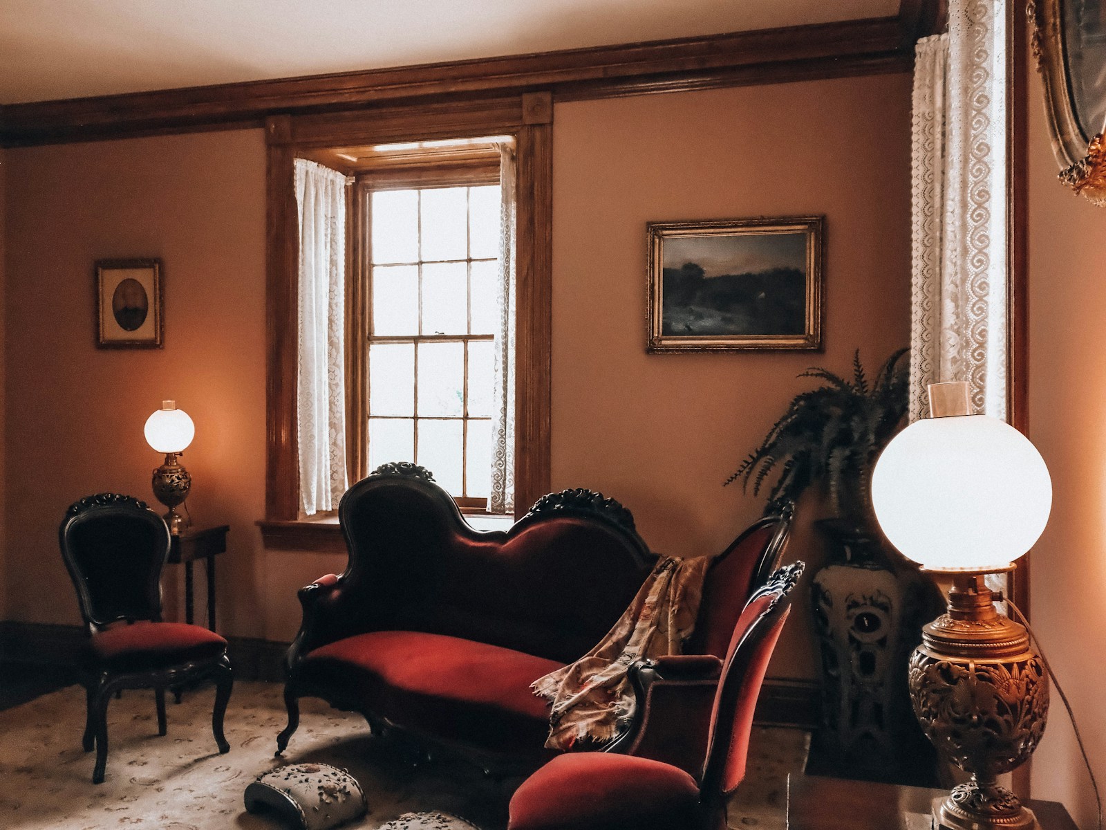 Thrifter Finds a Vintage Couch She Cannot Stop Debating, and Hundreds of Thousands of Likes Turn the Decision Into a Public Referendum